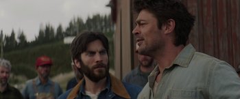 Movie still from “Pete's Dragon” (2016), directed by David Lowery – Two men standing next to each other on a field; Close Up shot, Over the shoulder angle