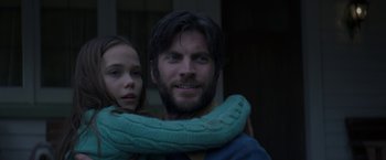 Movie still from “Pete's Dragon” (2016), directed by David Lowery – A man and a little girl are posing for a picture; Close Up shot, Low angle