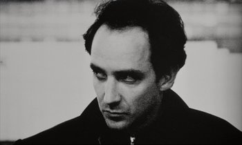Movie still from “Pi” (1998), directed by Darren Aronofsky – Black and white photograph of a man looking down; Close Up shot, Low angle