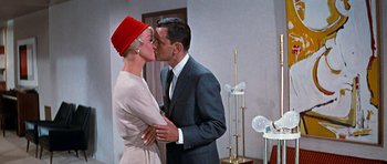 Movie still from “Pillow Talk” (1959), directed by Michael Gordon – A man and a woman kissing each other in front of a mirror; Medium shot, Low angle