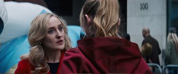 Movie still from “Pokémon: Detective Pikachu” (2019), directed by Rob Letterman – Two women talking to each other while sitting on a bench; Close Up shot, Over the shoulder angle