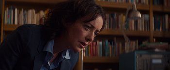 Movie still from “Poltergeist” (2015), directed by Gil Kenan – A person in a room with a book shelf in the background; Close Up shot, Over the shoulder angle