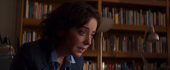 Movie still from “Poltergeist” (2015), directed by Gil Kenan – A person sitting in front of a book shelf; Close Up shot, Over the shoulder angle