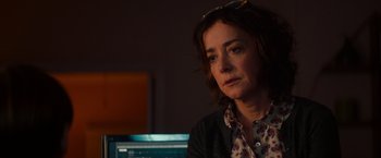 Movie still from “Poltergeist” (2015), directed by Gil Kenan – A woman sitting in front of a computer monitor; Close Up shot, Over the shoulder angle