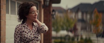 Movie still from “Poltergeist” (2015), directed by Gil Kenan – A woman wearing glasses and a floral print shirt; Close Up shot, Over the shoulder angle