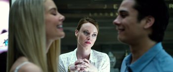 Movie still from “Power Rangers” (2017), directed by Dean Israelite – A woman in a white shirt is looking at two other women; Close Up shot, Over the shoulder angle