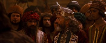 Movie still from “Prince of Persia: The Sands of Time” (2010), directed by Mike Newell – A group of men standing next to each other wearing hats; Close Up shot, Over the shoulder angle
