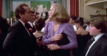 Movie still from “Prizzi's Honor” (1985), directed by John Huston – A man and a woman are talking to each other; Medium shot, Over the shoulder angle