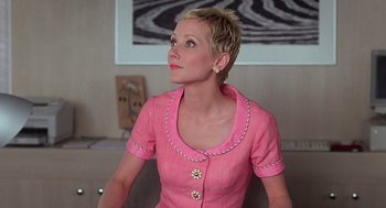 Movie still from “Psycho” (1998), directed by Gus Van Sant – A woman in a pink dress looking up to the sky; Medium shot, Low angle