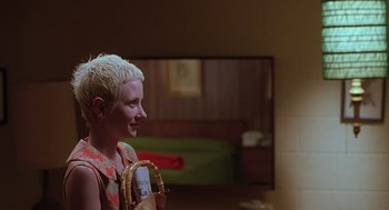 Movie still from “Psycho” (1998), directed by Gus Van Sant – A woman with blonde hair is holding a basket; Close Up shot, Over the shoulder angle