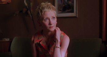 Movie still from “Psycho” (1998), directed by Gus Van Sant – A woman with short blonde spiky hair sitting in a living room; Close Up shot, Over the shoulder angle