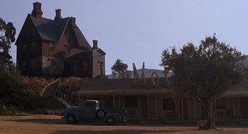 Movie still from “Psycho” (1998), directed by Gus Van Sant – An old truck parked in front of an old motel; Extreme Wide shot, Low angle