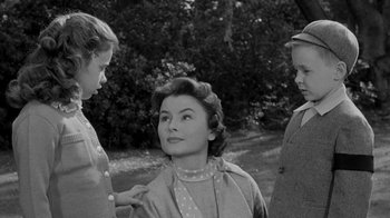 Movie still from “Queen Bee” (1955), directed by Ranald MacDougall – A woman with two other women standing next to a tree; Medium shot, Over the shoulder angle