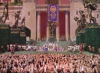 Movie still from “Quo Vadis” (1951), directed by Anthony Mann – A crowd of people standing in front of a building; Extreme Wide shot, High angle