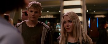 Movie still from “Race to Witch Mountain” (2009), directed by Andy Fickman – A young man standing next to a young woman in front of a building; Close Up shot, Over the shoulder angle