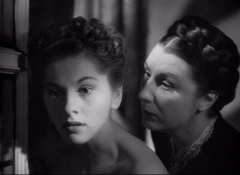 Movie still from “Rebecca” (1940), directed by Alfred Hitchcock – A woman and a woman in a black and white photo; Close Up shot, Over the shoulder angle