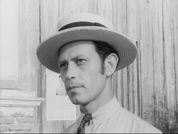 Movie still from “Redes” (1936), directed by Fred Zinnemann – A black and white photo of a man wearing a straw hat; Close Up shot, Low angle