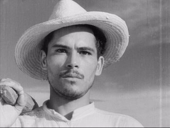 Movie still from “Redes” (1936), directed by Fred Zinnemann – A black and white photo of a man wearing a straw hat; Close Up shot, Low angle
