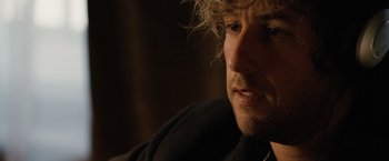 Movie still from “Reign Over Me” (2007), directed by Mike Binder – A person with a beard and curly hair; Close Up shot, Over the shoulder angle