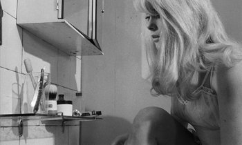 Movie still from “Repulsion” (1965), directed by Roman Polanski – A black and white photo of a woman sitting on the floor; Close Up shot, Low angle