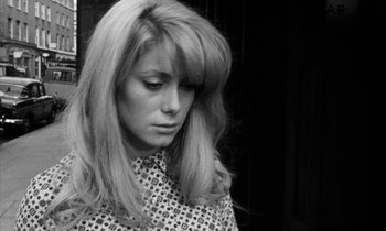 Movie still from “Repulsion” (1965), directed by Roman Polanski – A black and white photo of a woman with long blonde hair; Close Up shot, Low angle
