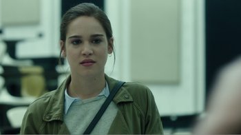 Movie still from “Rings” (2017), directed by F. Javier Gutiérrez – A young woman with brown hair wearing a green jacket; Close Up shot, Over the shoulder angle