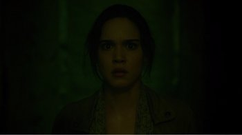 Movie still from “Rings” (2017), directed by F. Javier Gutiérrez – A young woman is looking into the camera; Close Up shot, Low angle