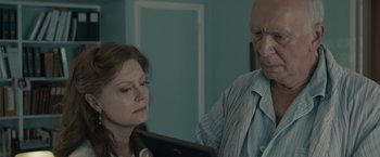 Movie still from “Robot & Frank” (2012), directed by Jake Schreier – An older man and a younger woman looking at something on a mirror; Close Up shot, Over the shoulder angle