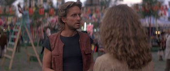 Movie still from “Romancing the Stone” (1984), directed by Robert Zemeckis – A man and a woman are talking in the street; Close Up shot, Over the shoulder angle