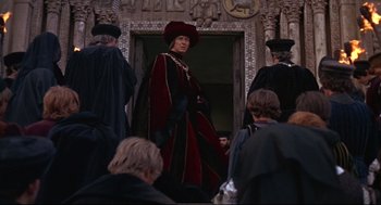 Movie still from “Romeo and Juliet” (1968), directed by Franco Zeffirelli – A man dressed in medieval clothing standing in front of a crowd; Wide shot, Over the shoulder angle