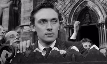 Movie still from “Room at the Top” (1958), directed by Jack Clayton – A black and white photo of a man in a suit and tie; Close Up shot, Low angle