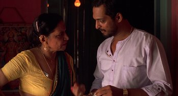 Movie still from “Salaam Bombay!” (1988), directed by Mira Nair – A man and a woman looking at each other; Medium shot, Over the shoulder angle