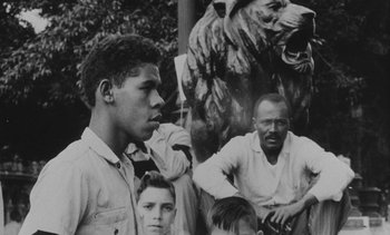 Movie still from “Salut les Cubains” (1963), directed by Agnès Varda – Black and white photograph of a group of people; Close Up shot, High angle