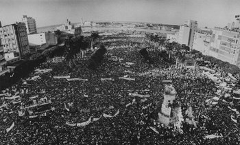 Movie still from “Salut les Cubains” (1963), directed by Agnès Varda – An aerial view of a crowd of people in a stadium; Extreme Wide shot, High angle