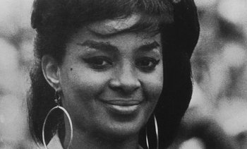 Movie still from “Salut les Cubains” (1963), directed by Agnès Varda – A black and white photo of a woman smiling for the camera; Close Up shot, Low angle