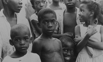 Movie still from “Salut les Cubains” (1963), directed by Agnès Varda – A black and white photo of a group of children; Close Up shot, High angle