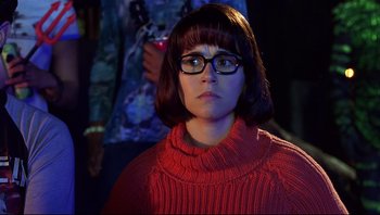 Movie still from “Scooby-Doo” (2002), directed by Raja Gosnell – A woman in a red sweater with glasses and bangs; Close Up shot, Over the shoulder angle