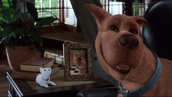Movie still from “Scooby-Doo” (2002), directed by Raja Gosnell – A picture of a dog in a frame next to a stuffed animal mouse; Close Up shot, Low angle