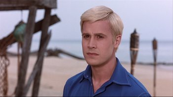 Movie still from “Scooby-Doo” (2002), directed by Raja Gosnell – A man with blonde hair is standing on the beach; Close Up shot, High angle