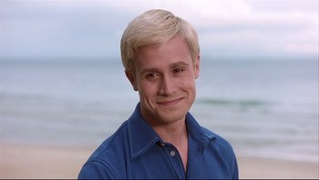 Movie still from “Scooby-Doo” (2002), directed by Raja Gosnell – A person with blond hair smiling; Close Up shot, Over the shoulder angle