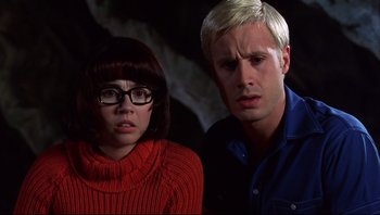 Movie still from “Scooby-Doo” (2002), directed by Raja Gosnell – A man and a woman standing next to each other; Close Up shot, Low angle