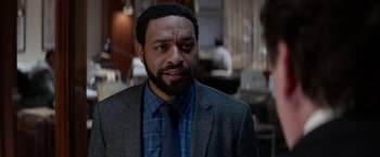 Movie still from “Secret in Their Eyes” (2015), directed by Billy Ray – A person wearing a suit and a tie; Close Up shot, Over the shoulder angle