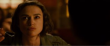 Movie still from “Seeking a Friend for the End of the World” (2012), directed by Lorene Scafaria – A person with short brown hair; Close Up shot, Over the shoulder angle