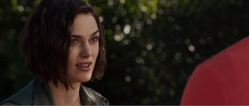 Movie still from “Seeking a Friend for the End of the World” (2012), directed by Lorene Scafaria – A person with short brown hair; Close Up shot, Over the shoulder angle