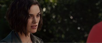 Movie still from “Seeking a Friend for the End of the World” (2012), directed by Lorene Scafaria – A person with short brown hair; Close Up shot, Over the shoulder angle