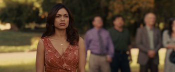 Movie still from “Seven Pounds” (2008), directed by Gabriele Muccino – A woman standing in front of two other men; Close Up shot, Over the shoulder angle