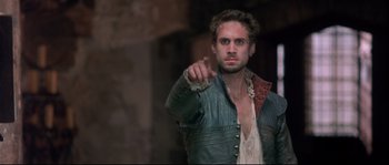 Movie still from “Shakespeare in Love” (1998), directed by John Madden – A man pointing to the right in a scene from shakespeare's " hamlet "; Medium shot, Over the shoulder angle