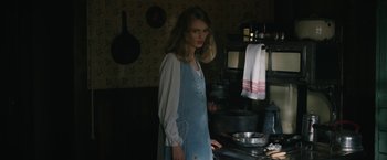 Movie still from “1922” (2017), directed by Zak Hilditch – A woman standing in front of a stove in a kitchen; Medium shot, Over the shoulder angle