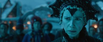 Movie still from “A Boy Called Christmas” (2021), directed by Gil Kenan – A woman in a costume is standing in front of a crowd; Close Up shot, Over the shoulder angle