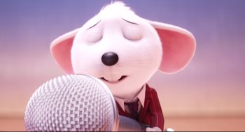 Movie still from “Sing” (2016), directed by Christophe Lourdelet – A stuffed animal that is holding a microphone in its mouth; Close Up shot, Low angle